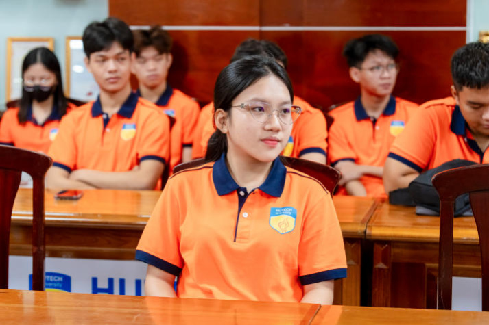 Newbies HUTECH được tiếp lửa tự tin bước vào giảng đường 38