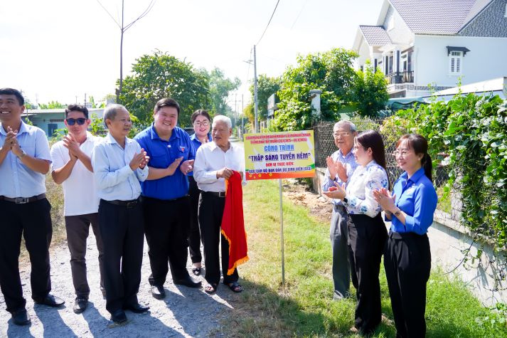 Thăm và tặng quà nhân dân Củ Chi, tuổi trẻ HUTECH tri ân truyền thống, gắn kết thế hệ 66