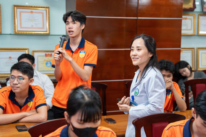 Sinh viên HUTECH nâng cao hiểu biết sức khỏe toàn diện cùng chuyên gia Bệnh viện Da liễu TP.HCM 40