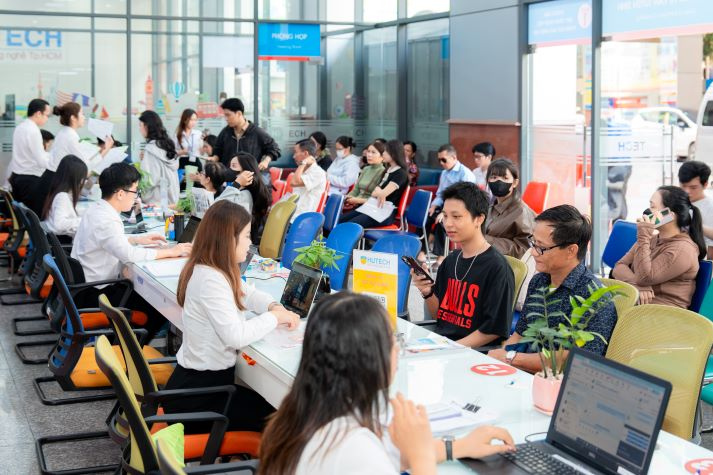 [Video] Thí sinh 2K8 rộn ràng ngày đầu nhập học, sẵn sàng cho năm học mới tại HUTECH 18