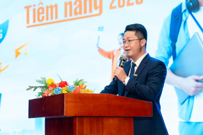 [Video] Hơn 300 sinh viên HUTECH “săn vé” thực tập tại Sacombank 18