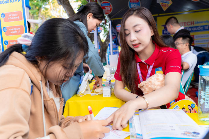 HUTECH “phủ vàng” Ngày hội Tư vấn tuyển sinh - hướng nghiệp 2026 tại Cần Thơ, mang đến loạt thông tin đắt giá cho thí sinh 37