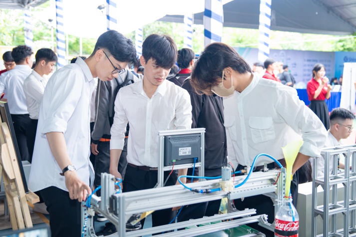 [Video] Sinh viên “khoe” hơn 200 đồ án tốt nghiệp ấn tượng trước doanh nghiệp tại HUTECH TECHSHOW 2024 45