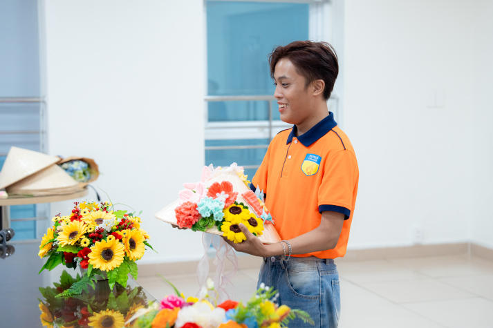Lan tỏa tinh thần “Sắc Việt” trong Ngày hội trang trí nón lá của sinh viên Khoa Tài chính - Thương mại 106