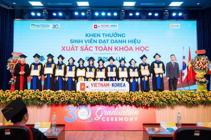 [Video] Khoác lễ phục tốt nghiệp, tân khoa Chương trình Việt - Hàn cất cánh vươn xa 74