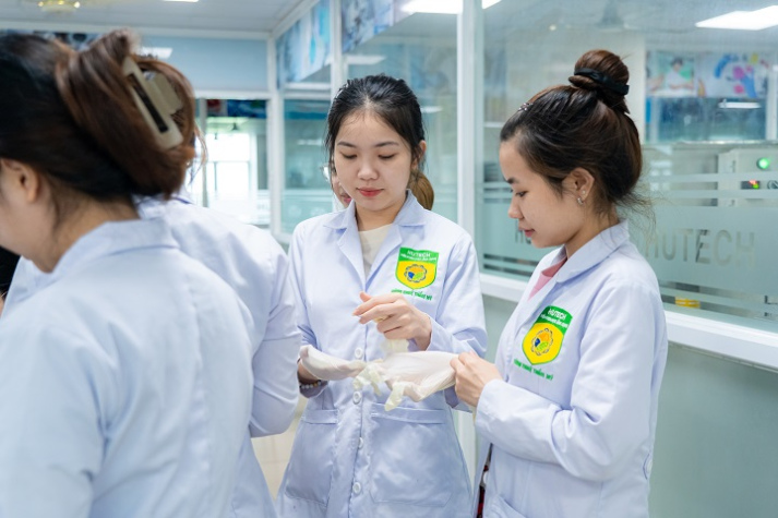 Sắc son từ lớp học: Sinh viên Viện Khoa học Ứng dụng HUTECH thực hành chế tạo mỹ phẩm 29