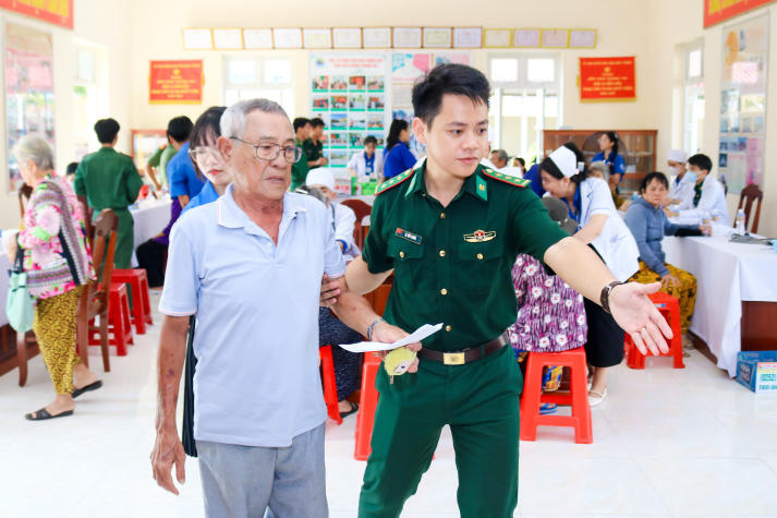Tuổi trẻ Khoa Khoa học Xã hội và Quan hệ Công chúng tổ chức khám bệnh miễn phí cho hơn 200 người dân tại TP. Phan Thiết 43