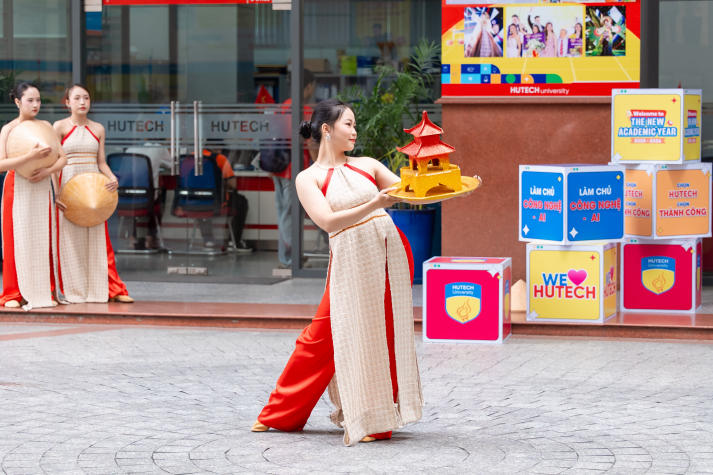 [Video] Văn nghệ sân trường HUTECH khuấy động không khí chào đón newbies 61