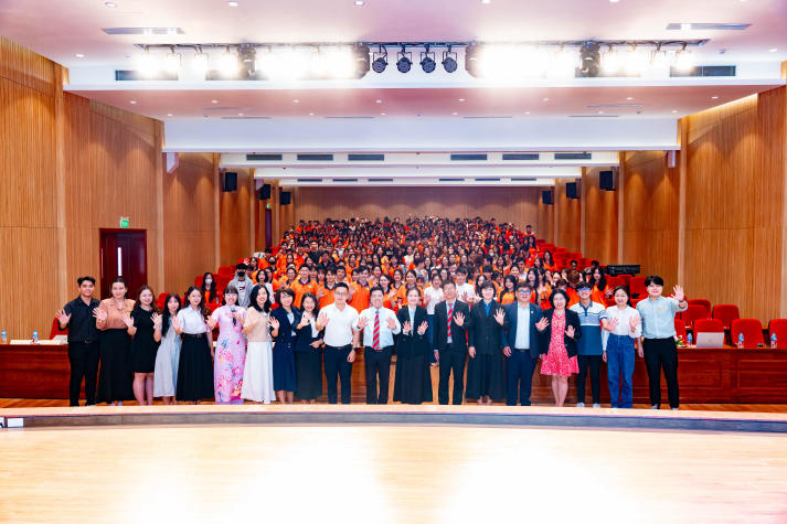 Sinh viên Khoa Tài chính - Thương mại khám phá AI trong đầu tư hiện đại cùng chuyên gia Vietcombank 96