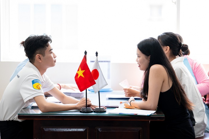 [Video] Đông đảo thí sinh, phụ huynh đến HUTECH nhập học từ tờ mờ sáng ngày đầu tiên 72