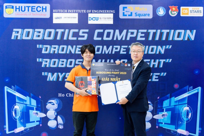 Cuộc thi học thuật “Robotics competition” thu hút đông đảo sinh viên Viện Kỹ thuật tranh tài 283