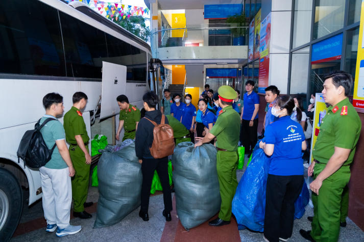 [Ảnh] Chi bộ 17 HUTECH nối dài tinh thần bảo vệ chủ quyền biển đảo tại Đồn Biên phòng Cần Thạnh (Cần Giờ) 35