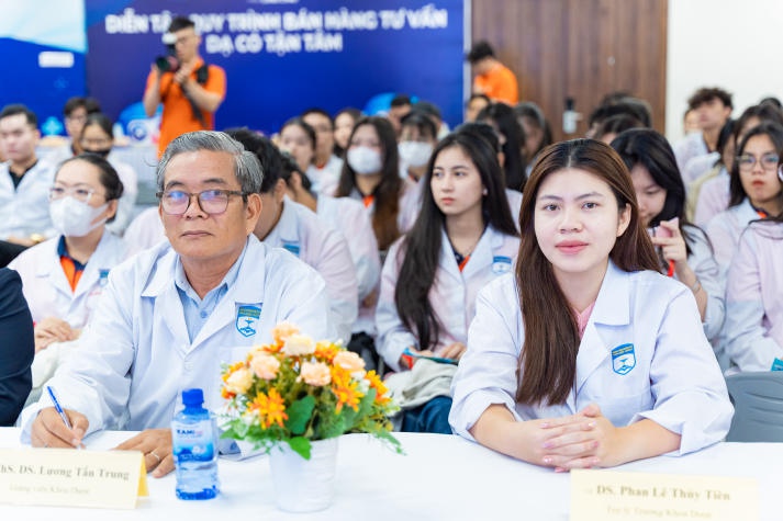 Sinh viên Khoa Dược HUTECH tìm hiểu nghề tại FPT Long Châu 26