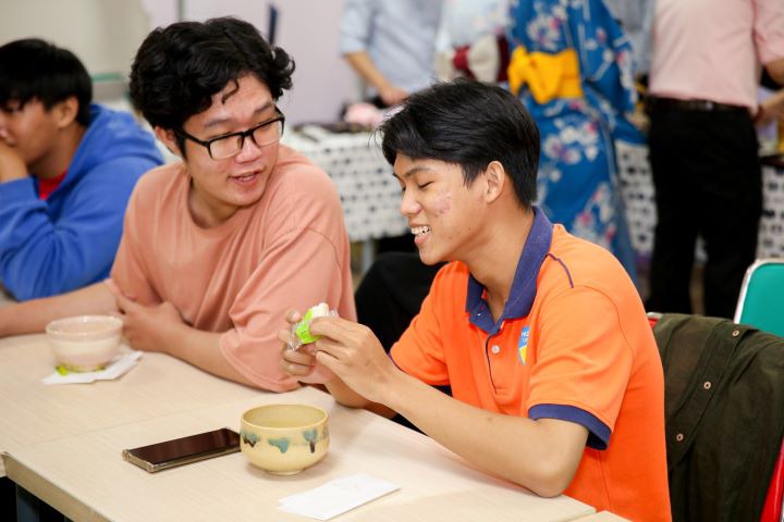 [Video] Nghệ nhân Trần Quang Châu hướng dẫn sinh viên HUTECH trải nghiệm nghệ thuật trà đạo 48