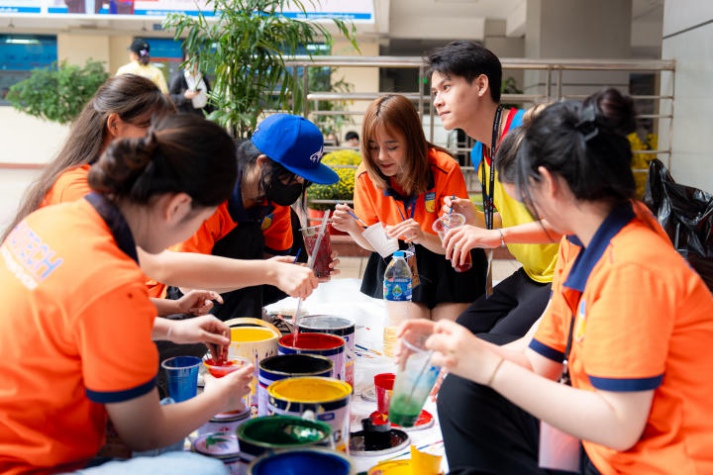 Sinh viên HUTECH tự tay thực hiện Dự án cộng đồng ý nghĩa “Tô màu bảng hiệu, kết nối yêu thương” 52