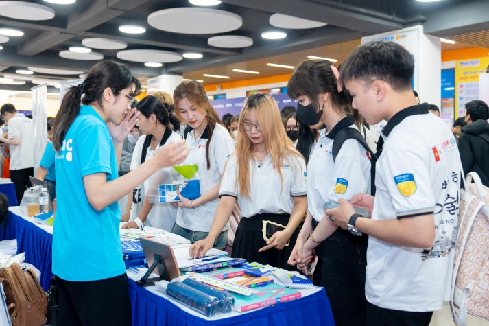 [Video] “Choáng ngợp” trước hơn 1.500 cơ hội việc làm cho sinh viên HUTECH tại “KOREA JOB FAIR 2024” 174