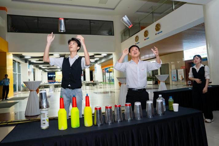 Sinh viên Quan hệ công chúng trình làng các video phóng sự và tỏa sáng tại Đêm tiệc "Dạ Huyền" 170