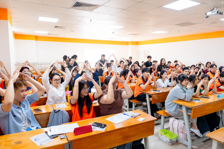 [Ảnh] Ai phát âm chuẩn hơn? Sinh viên Khoa Tiếng Anh sôi nổi chinh phục thử thách ngôn ngữ 36