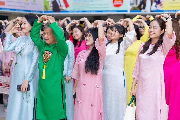 [Video] "Một nửa thế giới” tại HUTECH xúng xính áo dài, rộn ràng tham dự buổi họp mặt ngày Quốc tế Phụ nữ 8/3 152