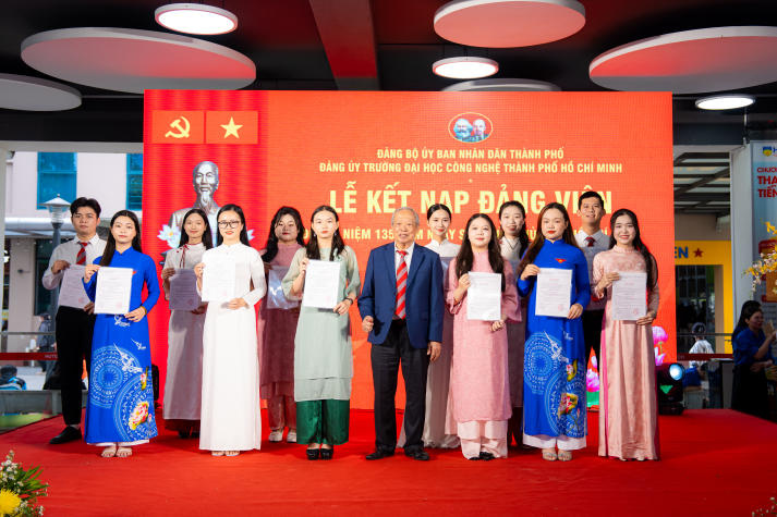 HUTECH kết nạp 12 Đảng viên mới và vinh danh 67 gương “Thanh niên tiên tiến làm theo lời Bác” 211