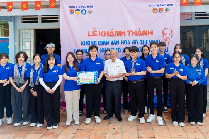 Mùa hè xanh HUTECH 2024: Khánh thành “Không gian văn hóa Hồ Chí Minh” tại phường Tân Phú (TP. Thủ Đức) 100