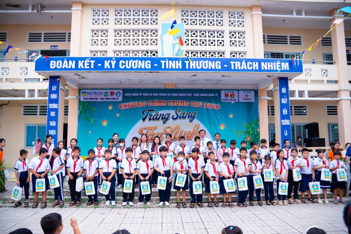 Sinh viên Marketing - Kinh doanh quốc tế viết nên mùa trăng sẻ chia tại Tây Ninh 107