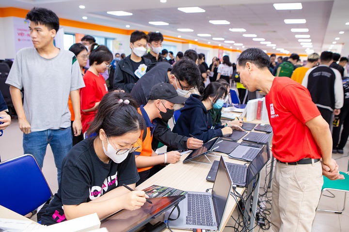 Tân sinh viên Khoa Truyền thông & Thiết kế được chuyên gia tư vấn thiết bị học tập và trải nghiệm công nghệ 85
