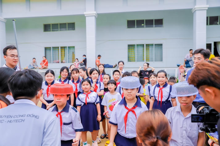 CLB Nhiếp ảnh và CLB Tình nguyện cộng đồng chung tay mang “Mùa hè yêu thương” đến với các em nhỏ 132