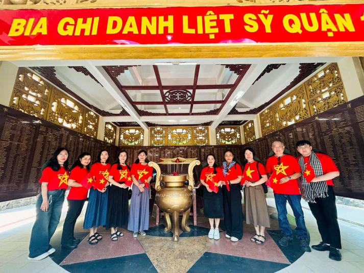 Đảng viên Chi bộ 7 HUTECH về nguồn bồi đắp lý tưởng cách mạng 45