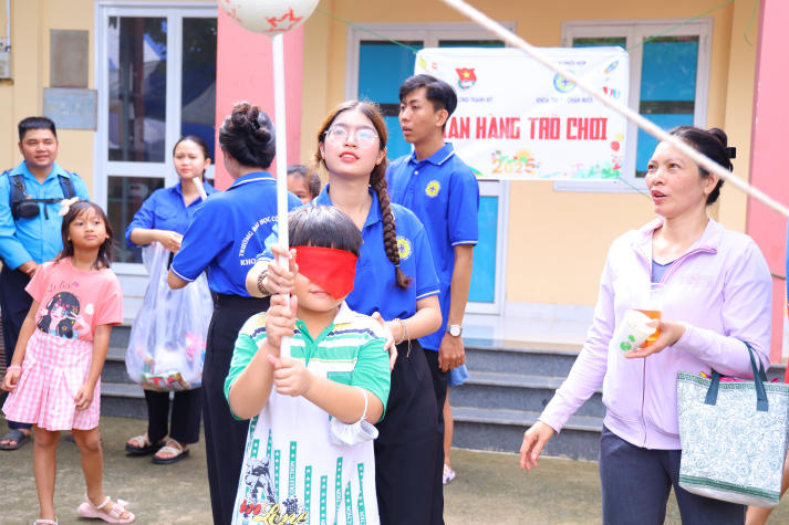 Sinh viên Khoa Thú y - Chăn nuôi tiếp lửa yêu thương tại Ngày hội thiếu nhi phường Long Thạnh Mỹ (TP. Thủ Đức) 50