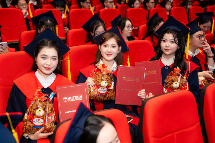 HUTECH vinh danh những gương mặt xuất sắc trong học tập và rèn luyện tại Lễ trao bằng tốt nghiệp 42