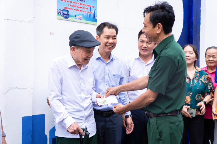 Mùa hè xanh HUTECH 2025: Gặp gỡ gia đình có công với cách mạng và xây dựng không gian sống an toàn - sạch - đẹp 28