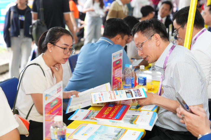 HUTECH cùng sĩ tử 2k8 tháo gỡ băn khoăn chọn Trường tại Ngày hội lựa chọn nguyện vọng xét tuyển 2026 48