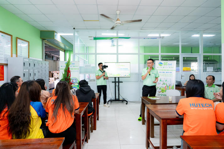 Sinh viên ngành Kinh doanh quốc tế học nghề thực tế từ chuyến tham quan Vinacoco 24