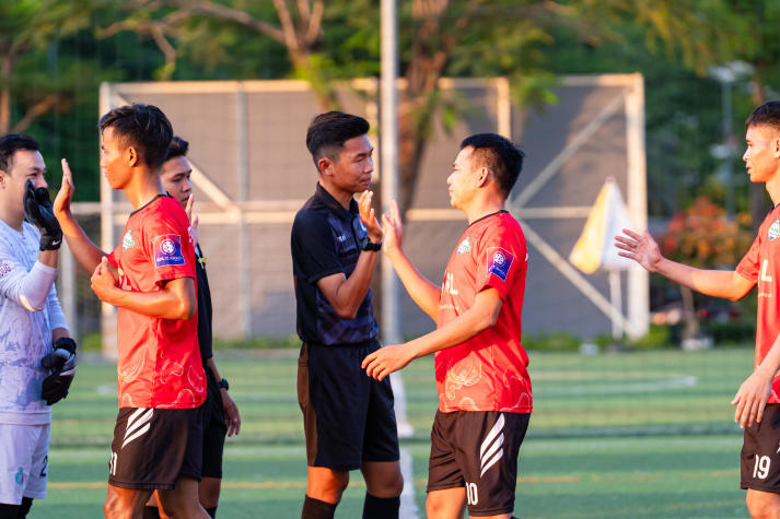 Lộ diện 08 đội mạnh nhất bước vào Tứ kết HUTECH Alumni Football 2025 8