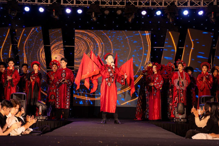 Sinh viên Quản trị sự kiện HUTECH mang sắc phục Việt lên sân khấu Fashion Show đầu tay 192