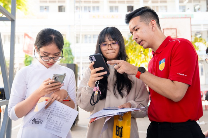 Xét học bạ lớp 11 sớm, nhận học bổng đến 100% học phí tại HUTECH 2026 24