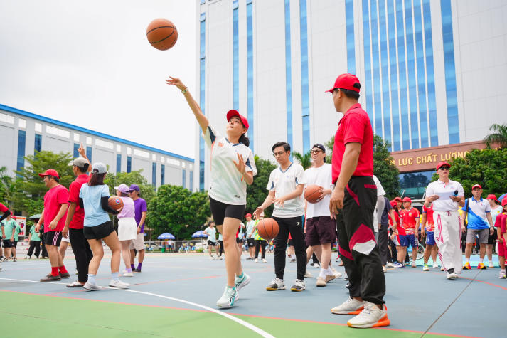 [Video] Sôi động, gắn kết và bùng nổ tại Hội thao Cán bộ - Giảng viên - Nhân viên HUTECH 2025 261