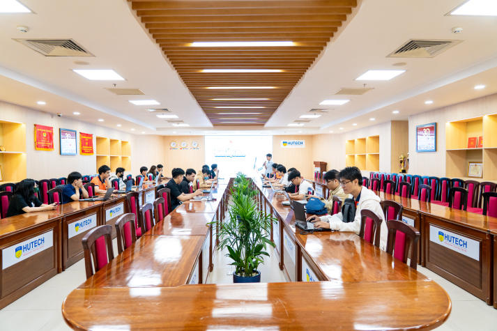 Sinh viên IT HUTECH khẳng định bản lĩnh tại vòng Chung kết “Tư duy logic toán học” 10