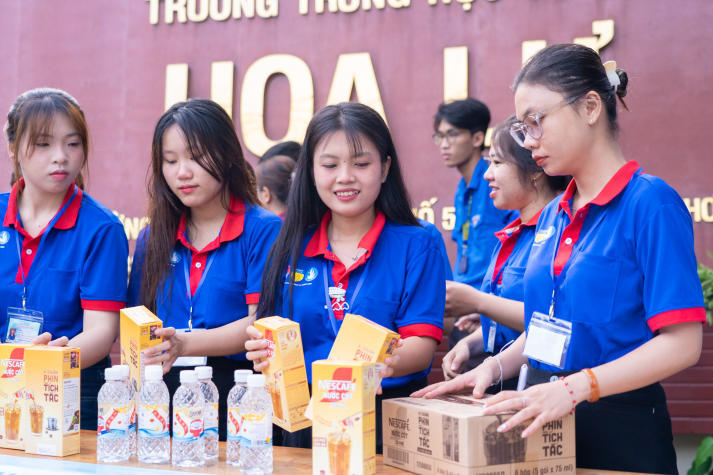 Tuổi trẻ HUTECH tiếp sức sĩ tử 2k8 trong ngày thi tốt nghiệp THPT 2026 50