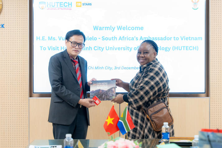 Đại sứ Nam Phi thăm HUTECH, hướng đến mở rộng hợp tác đào tạo và trao đổi sinh viên 46