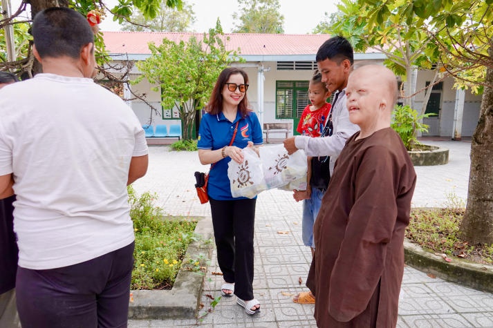 Giảng viên Khoa Tiếng Anh trao gửi yêu thương tại Mái ấm Mây ngàn (Tây Ninh) 36