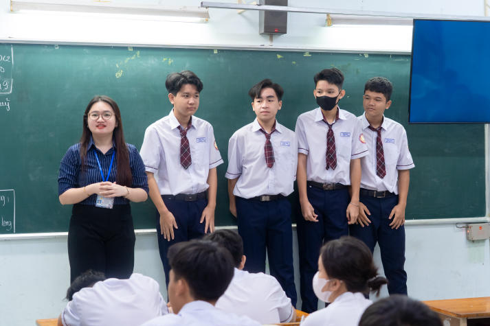 Sinh viên Tâm lý học lan tỏa thông điệp sức khỏe tinh thần đến học sinh THPT Tân Túc 25