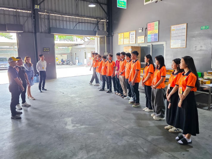 Sinh viên ngành Logistic tìm hiểu về vận hành hàng hóa tại Nhất Tín Logistics 101