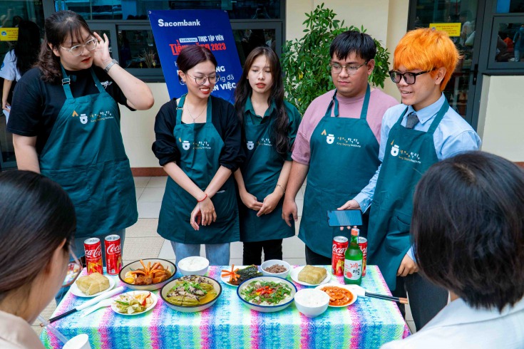 Sinh viên HUTECH tìm hiểu phong tục và ẩm thực trong lễ Tết cổ truyền Việt Nam - Hàn Quốc 76