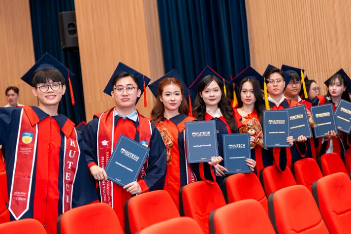 Tân khoa Khoa Marketing - Kinh doanh quốc tế HUTECH tự tin vươn ra môi trường toàn cầu 53