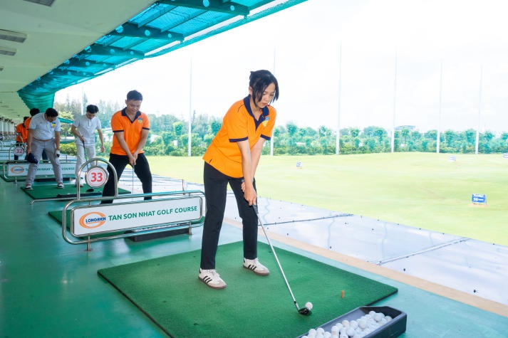 [Video] Tham quan sân Golf Tân Sơn Nhất, sinh viên HUTECH trải nghiệm đánh Golf, học kỹ năng quản lý 38