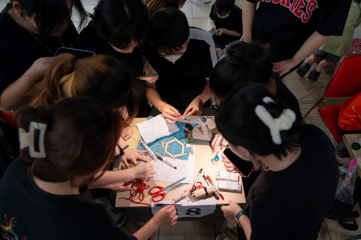 胡志明市科技大學中文系學生展示製作燈籠的技藝， 並將製作好的燈籠贈送給了祝慈孤兒院的小朋友們 47