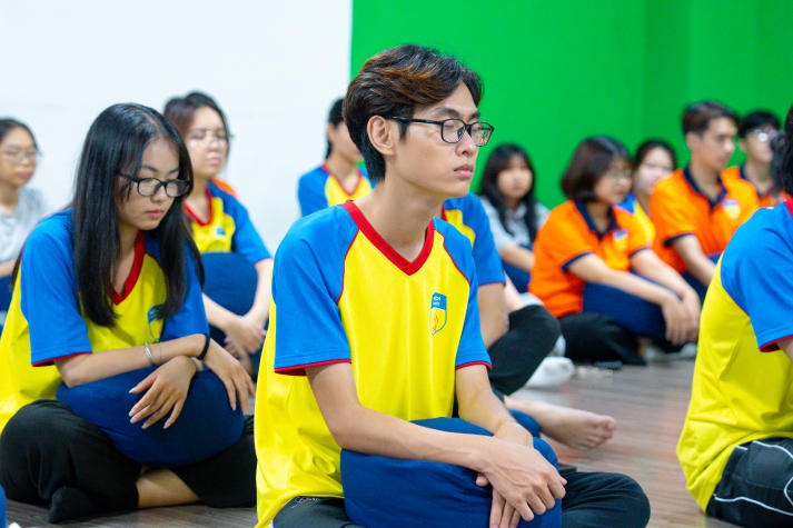 Sinh viên Khoa Truyền thông & Thiết kế học cách kiểm soát stress bằng Yoga cùng chuyên gia 90