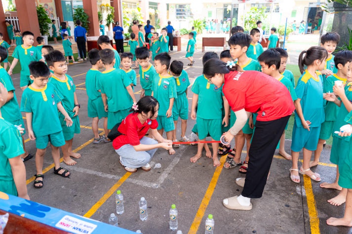 Nhiều lồng đèn, quà trung thu ý nghĩa dành tặng các em nhỏ tại Bình Dương của sinh viên VJIT 58